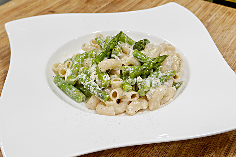 Creamy Pasta with Asparagus and Black Pepper