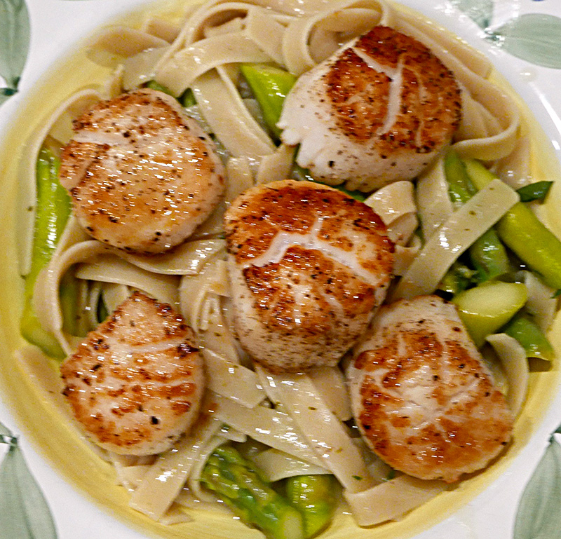 Pasta with White Wine Butter Sauce and Seared Scallops